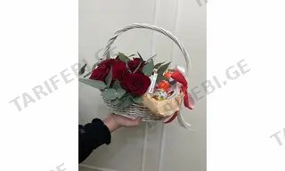წითელი ვარდები და ტკბილეული